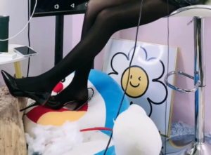 美女主播厚黑丝高跟鞋踩烂叮当猫 细鞋跟给它开膛破肚 狠钻捅戳刺踩 语言互动 bf46718-97LZTD-450926