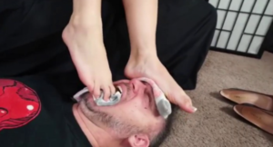 亚裔混血女王棉袜裸足诱惑调教脚奴-97LZTD-450955