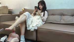 『红颜榜』06年汗脚高颜值学生主夙羽无意识舔脚清理脚皮 YC-250710-4-97LZTD-450994