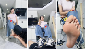 【直播调教视频】【素人挖掘机】闻舔妹妹的脏鞋白棉袜-97LZTD-146772