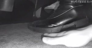 B786 - 无意识情侣粗跟长靴小姐姐踩手三次察觉险翻车-97LZTD-35633