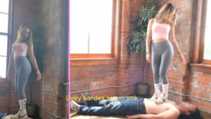 漂亮女友瑜伽裤AJ白袜踩踏健身跳踩男友 全体重踩踏人肉地毯-97LZTD-35661